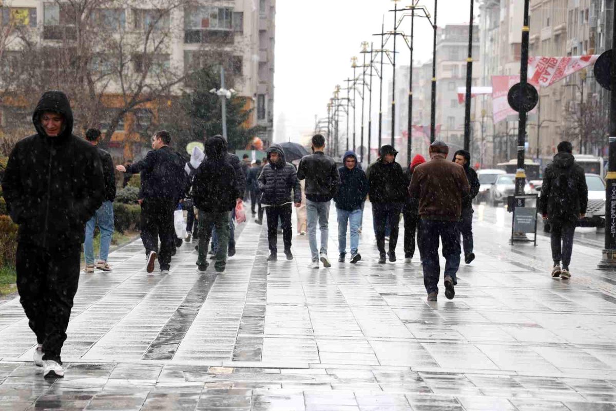 Sivas\'ta Nisan Ayında Beklenmedik Kar Yağışı