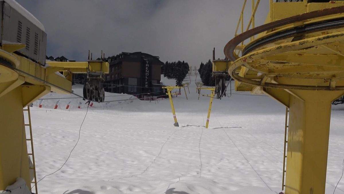 Uludağ\'da Kar Varken Pistler Boş