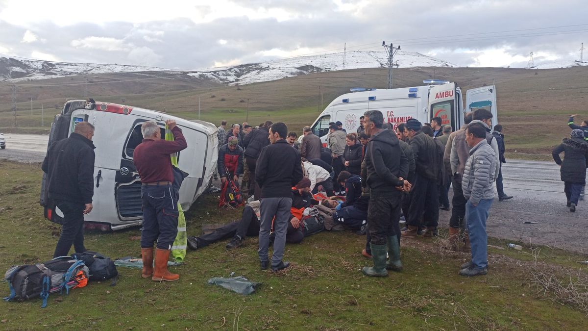 Bitlis\'te Minibüs Takla Attı, 13 Yaralı