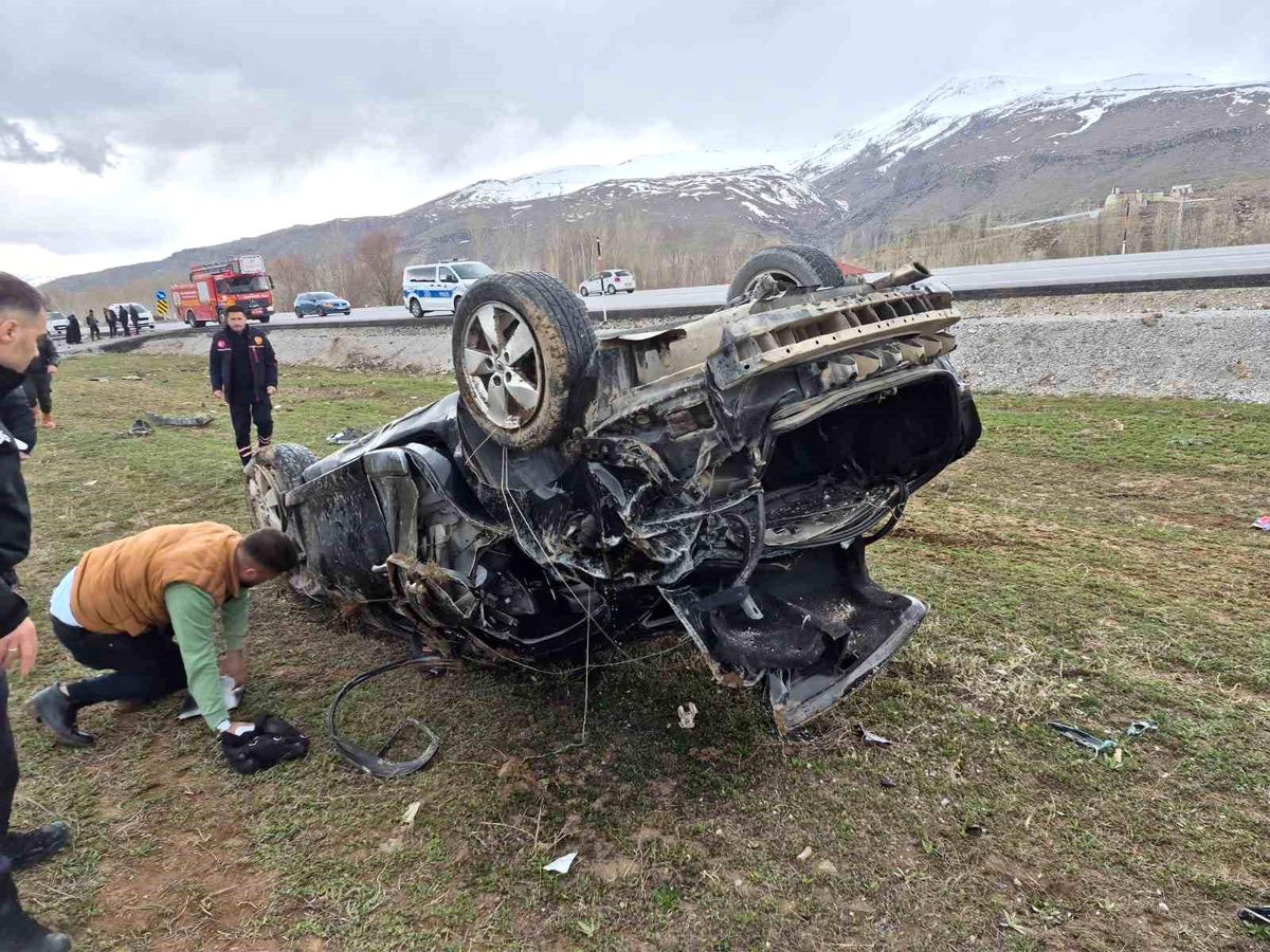 Van\'da Trafik Kazası: 1 Ölü, 2 Yaralı