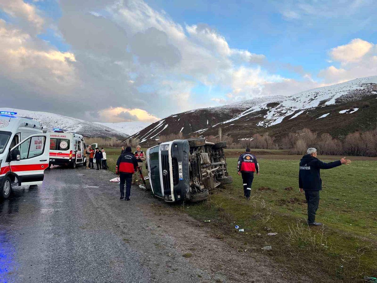 Van\'da Minibüs Kazası: 11 Yaralı