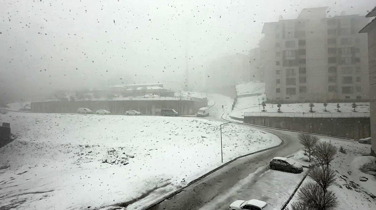 Yüksekova\'da Nisan\'da Kar Sürprizi