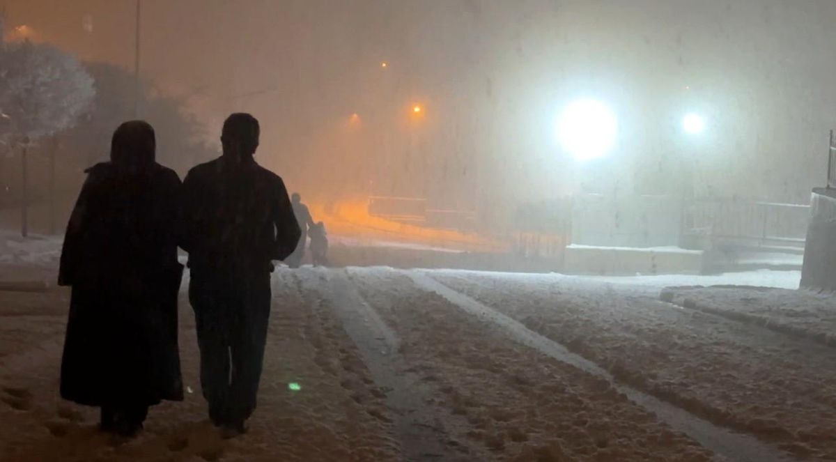 Yüksekova\'da Nisan ayında yoğun kar