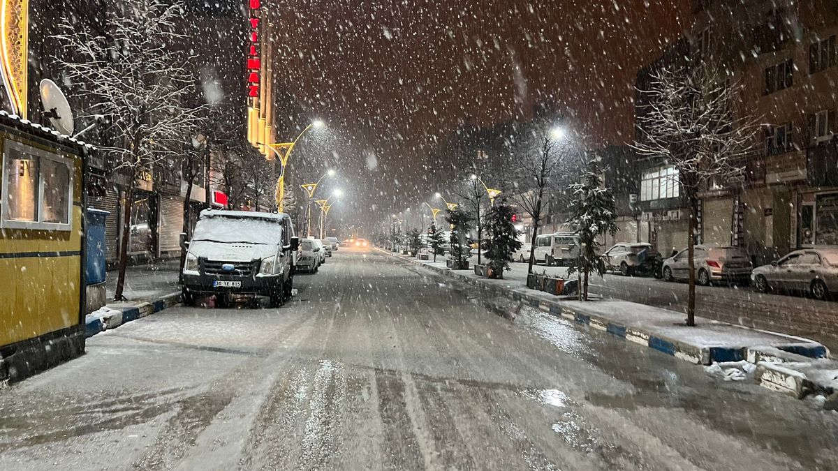 Yüksekova Beyaza Büründü