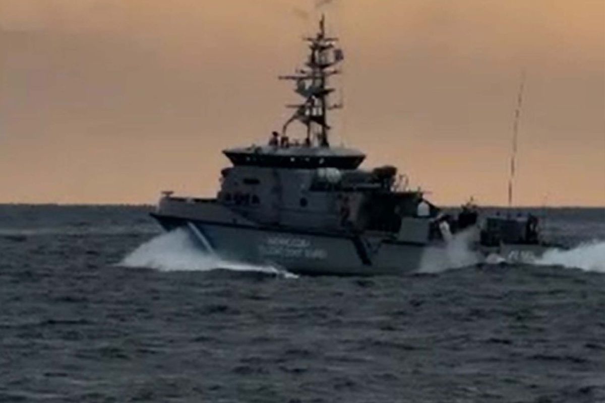 Ege\'de hareketli anlar: Türk Sahil Güvenliği kovaladı, Yunan botu kaçtı