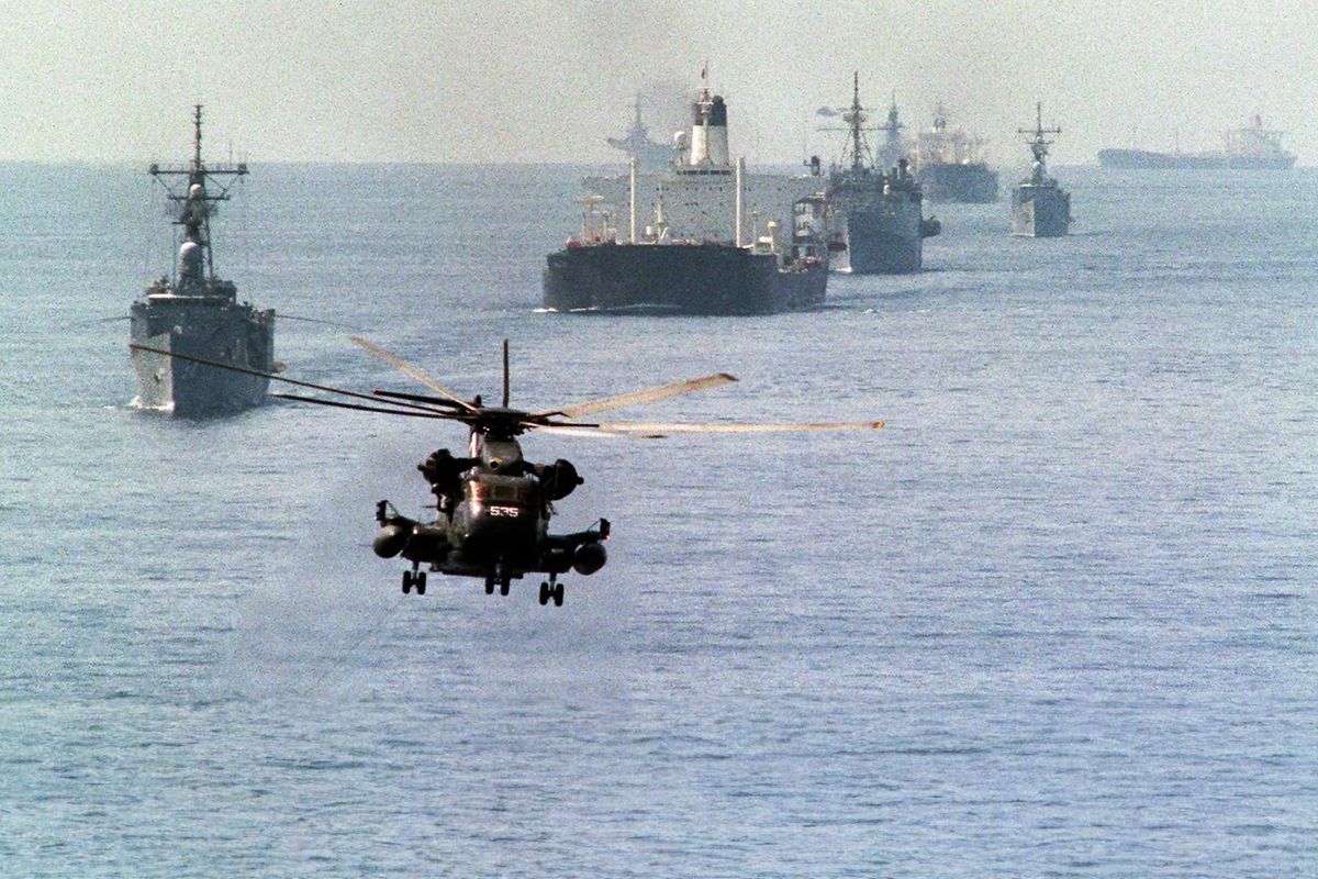 Abluka öncesi Hürmüz\'de trafik durdu! Uzmanlardan petrol için 150 dolar uyarısı