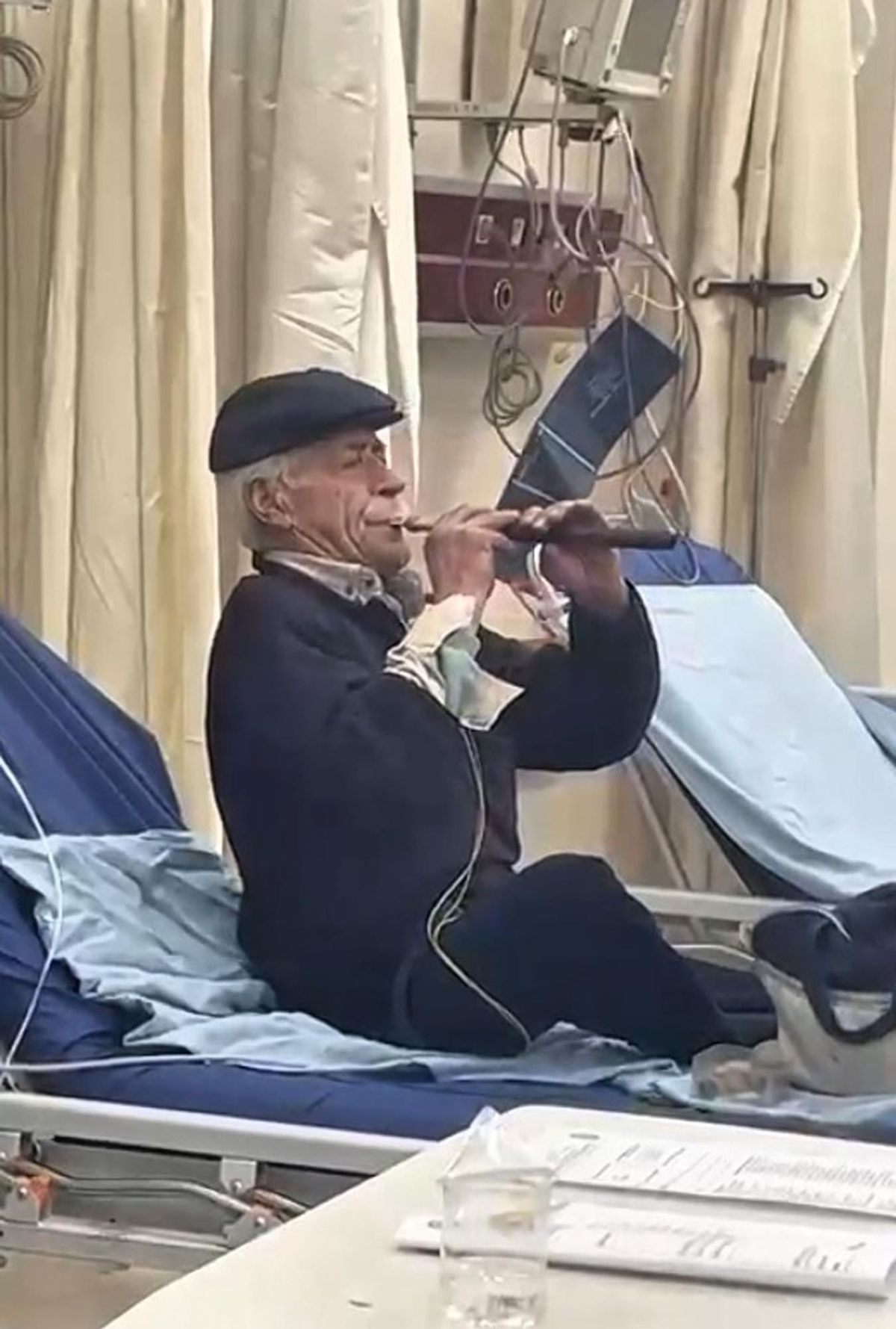 "Acımı hafifletiyor" deyip acil serviste zurna çaldı