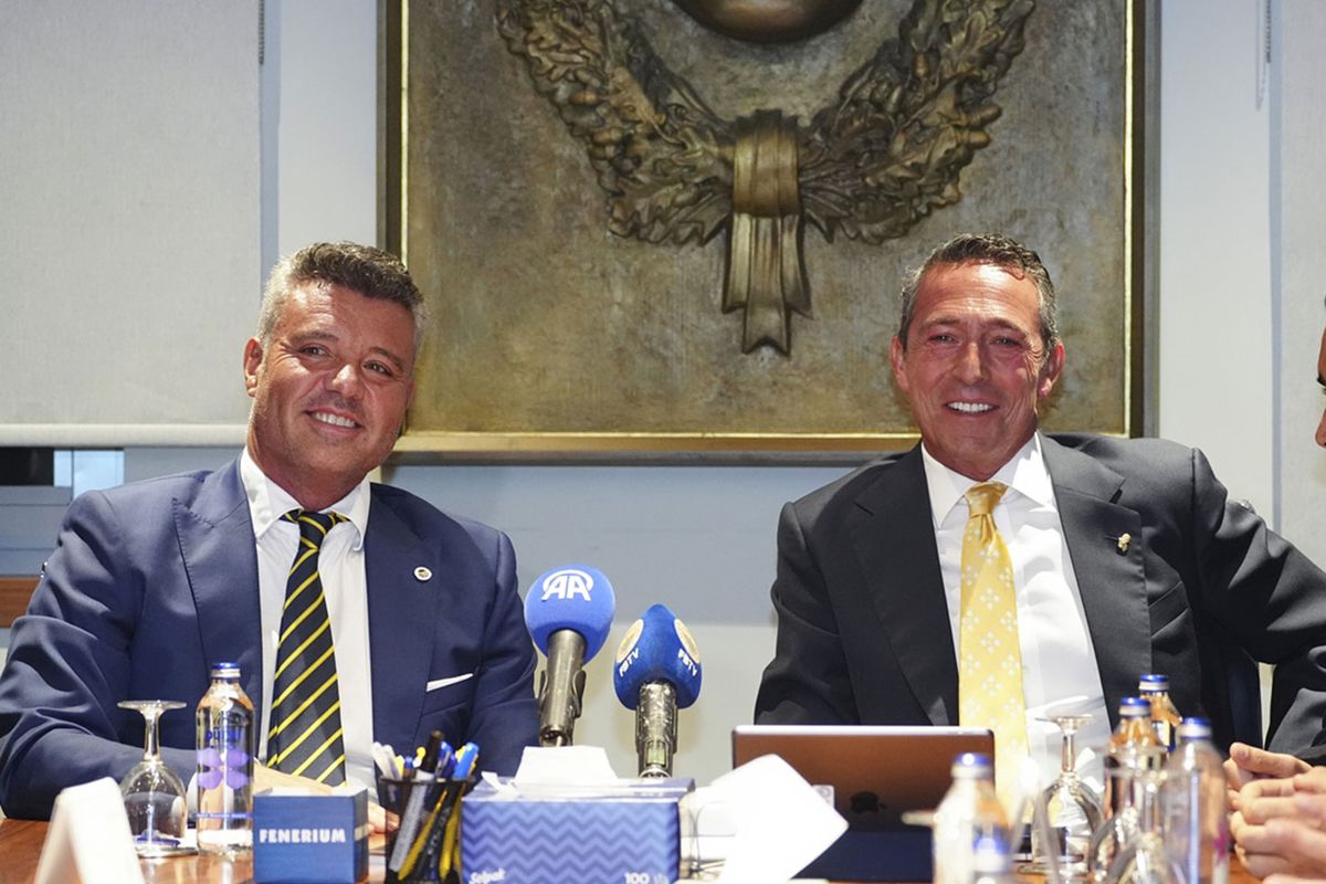 Ali Koç ve Sadettin Saran el sıkıştı: Fenerbahçe\'de imzalar atılıyor