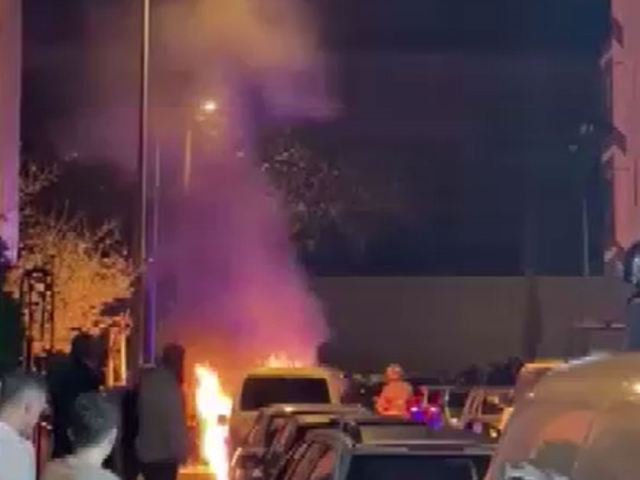 Kayınvalidesinin evinin önünde aracını yakıp, havaya ateş açtı