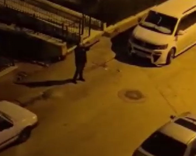 Kayınvalidesinin evinin önünde aracını yakıp, havaya ateş açtı