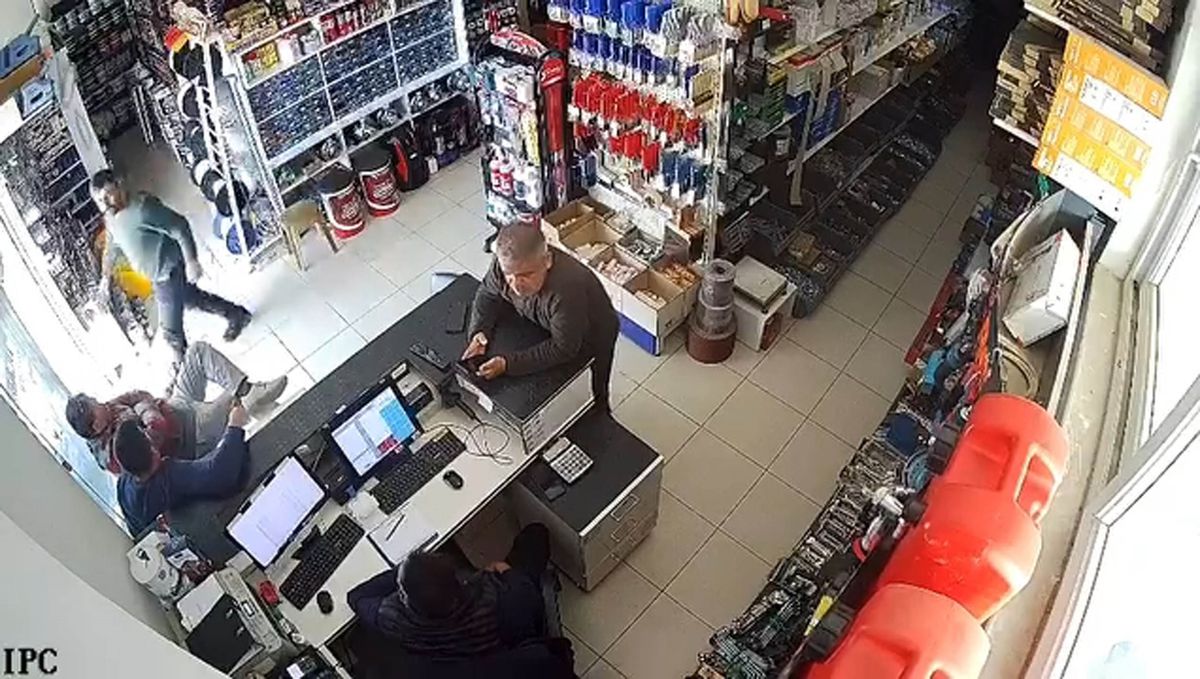 Antalya açıklarındaki 4.7 büyüklüğündeki deprem anı kameralarda