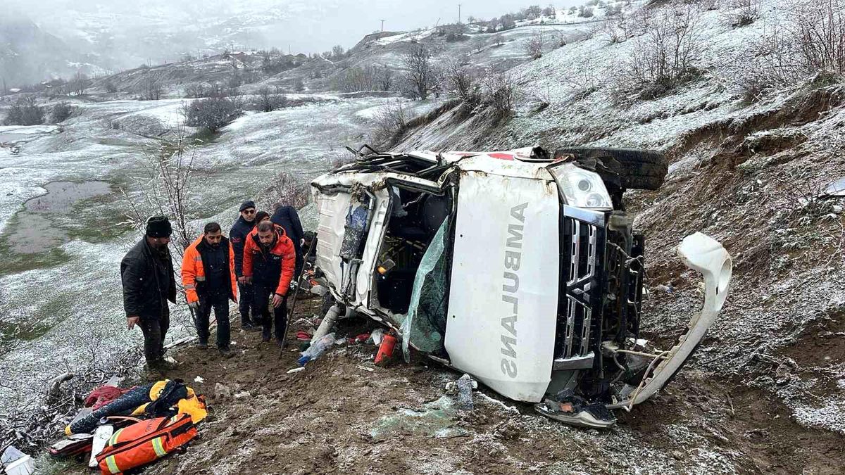 Artvin\'de ambulans uçuruma yuvarlandı: 1 ölü, 4 yaralı