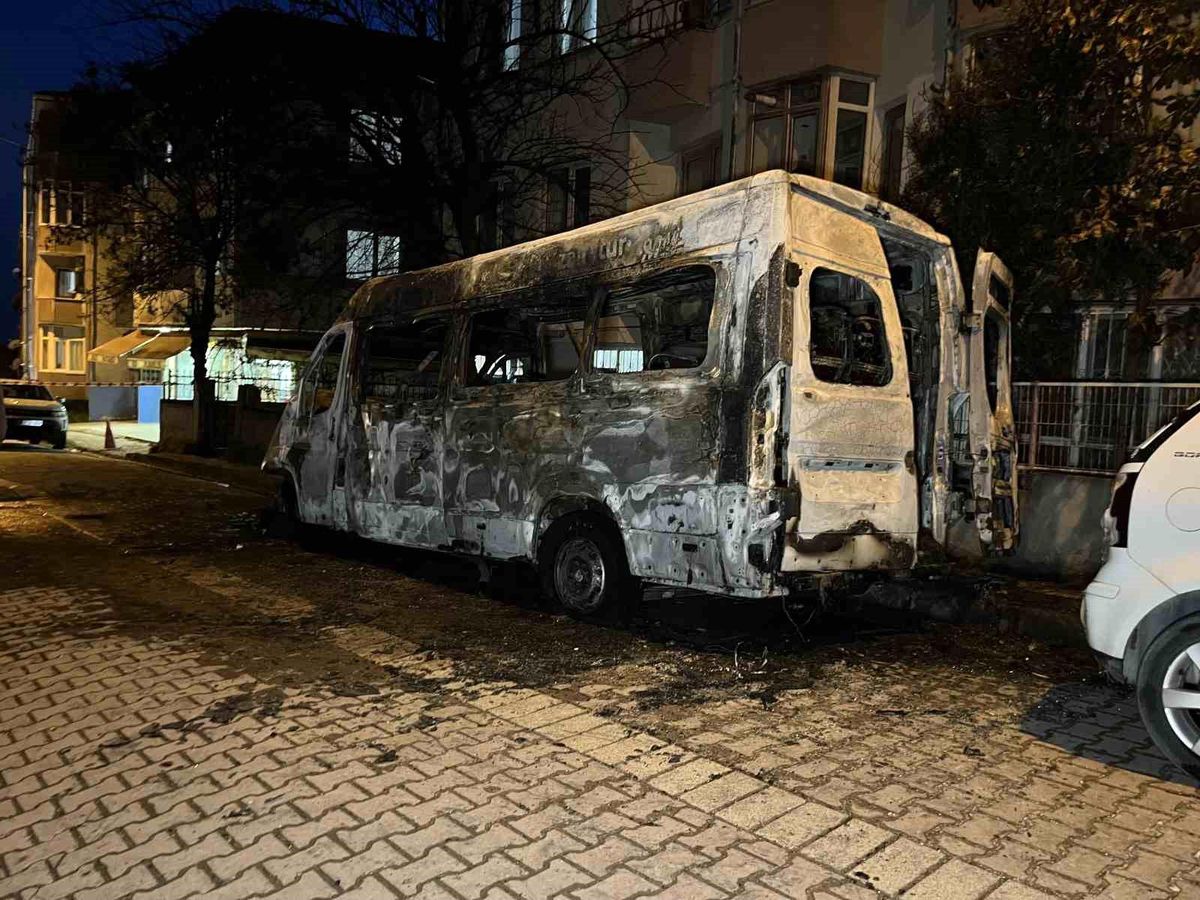 Avcılar\'da Servis Aracı Yandı