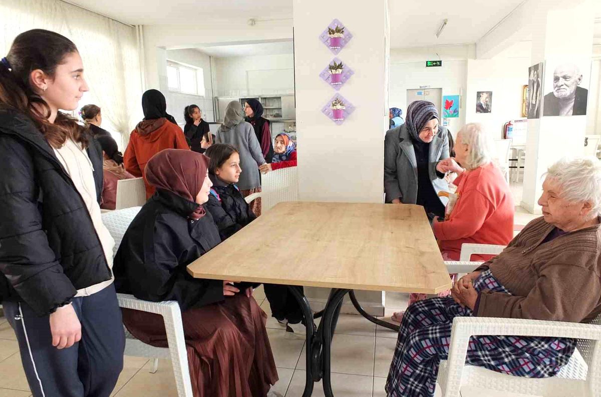 Öğrencilerden Huzurevi Ziyareti