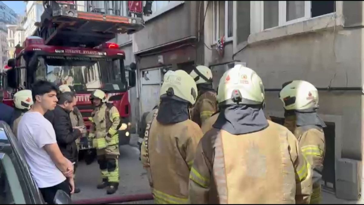 Beyoğlu\'nda Yangın: İki Kişi Dumandan Etkilendi