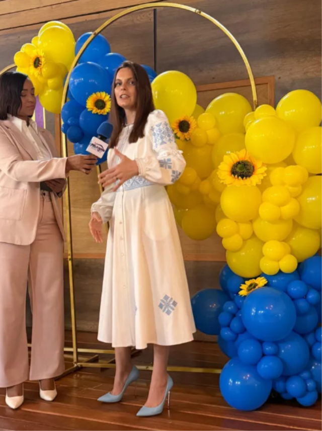 Çıplak fotoğrafları sızan model, konsolosluk koltuğunu kaybett,