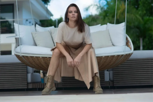 Çıplak fotoğrafları sızan model, konsolosluk koltuğunu kaybett,