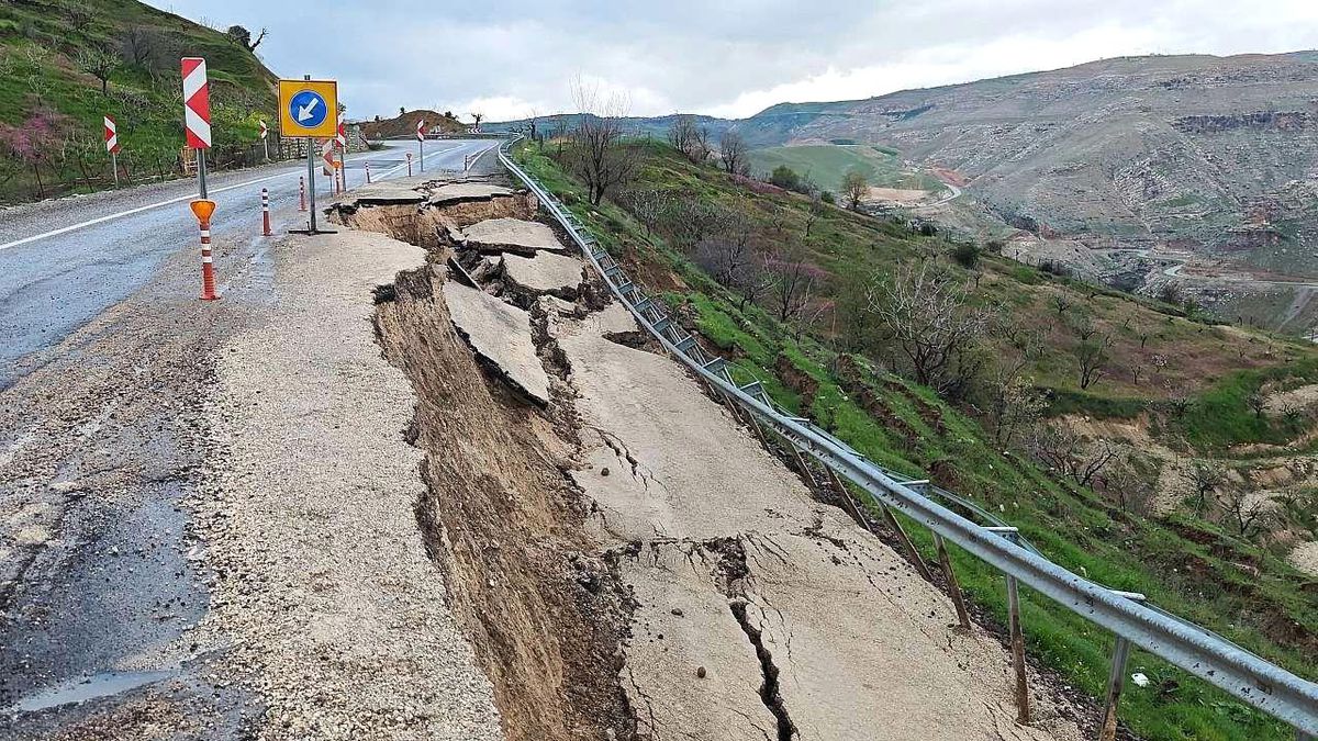 Siirt\'te Heyelan: Eruh Yolu Çöktü