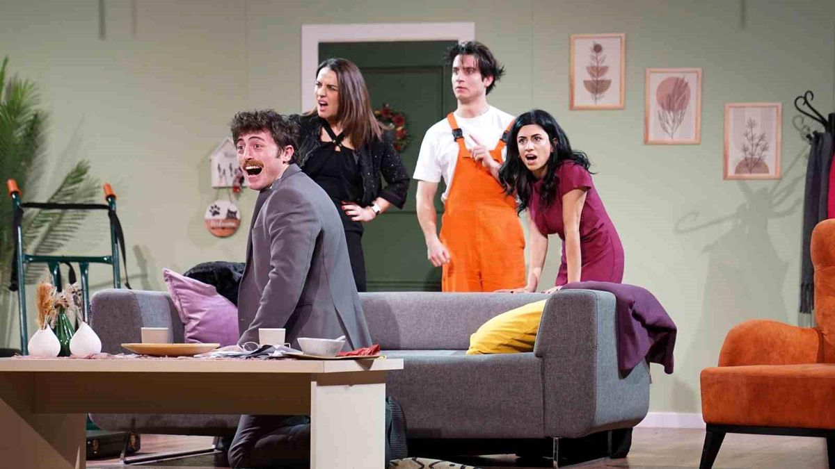 Esenyurt\'ta "Sara\'yı Evlendirmek" oyunu izleyiciden tam not aldı