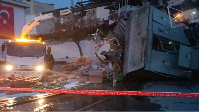 Freni boşalan kamyon okul bahçesine uçtu, sürücünün durumu ağır