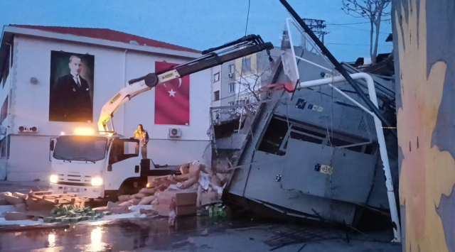 Freni boşalan kamyon okul bahçesine uçtu, sürücünün durumu ağır
