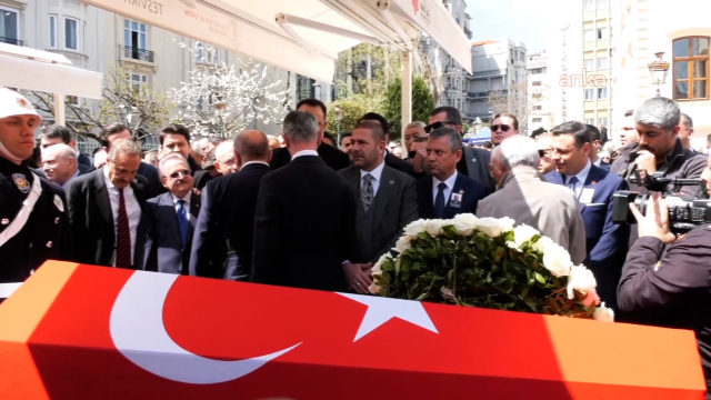 Hüsamettin Cindoruk'un cenazesinde soğuk rüzgarlar! Bakışlara dikkat