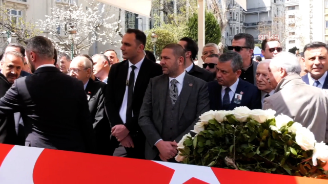 Hüsamettin Cindoruk'un cenazesinde soğuk rüzgarlar! Bakışlara dikkat