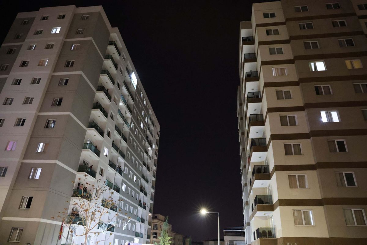 İzmir\'de 28 öğrenci, gıda zehirlenmesi şüphesiyle hastaneye kaldırıldı