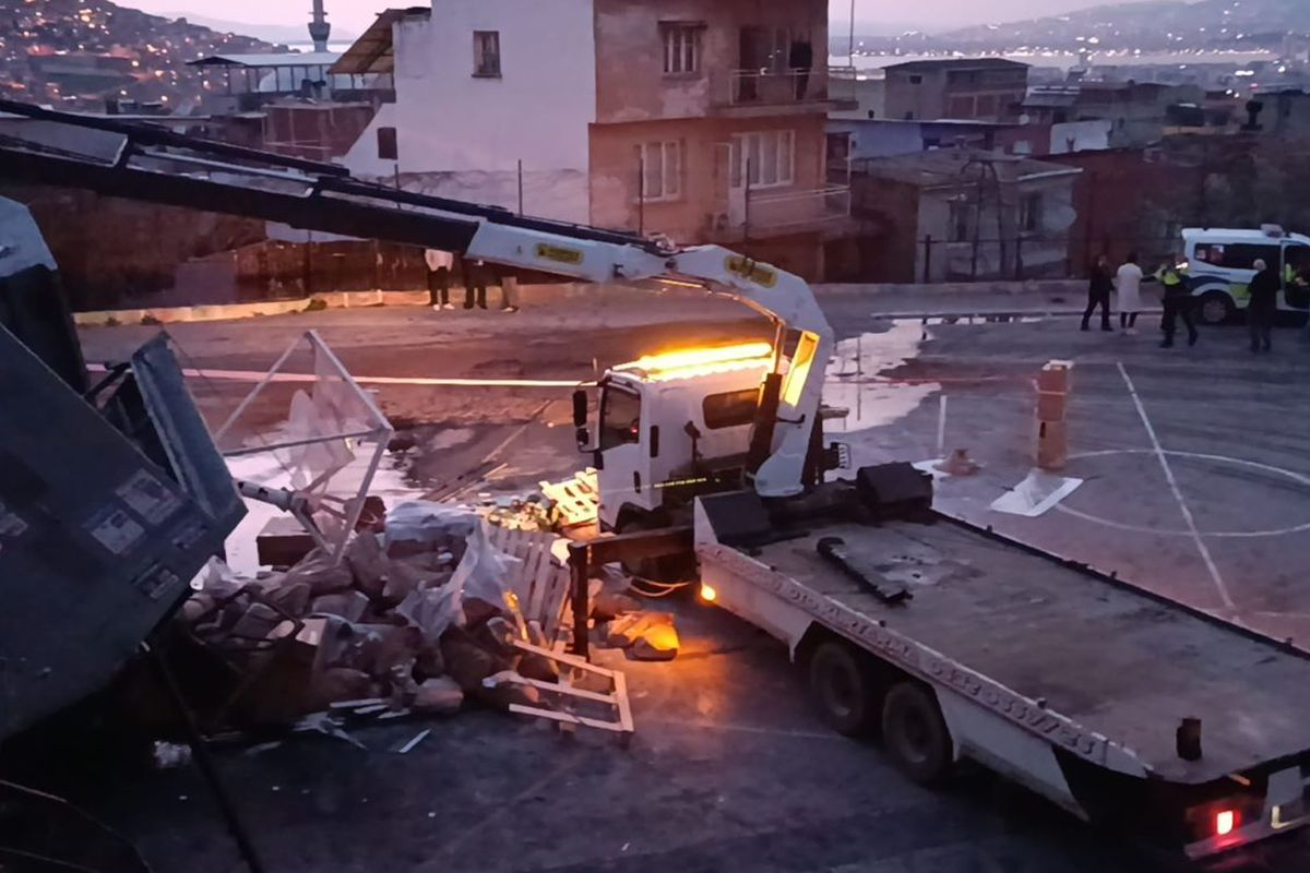 Freni boşalan kamyon okul bahçesine uçtu, sürücünün durumu ağır