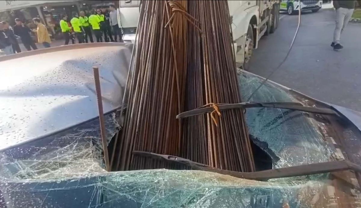 Kavşakta korku dolu anlar! Demirler araca saplandı