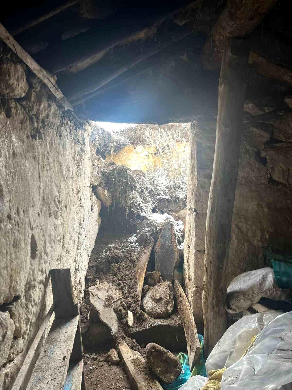 Çıldır\'da Kar İle Gelen Göçük