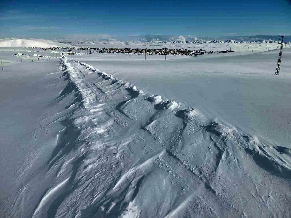 Karayazı\'da karla mücadele: Kapalı yollar açıldı, öğrenciler okullarına ulaştı