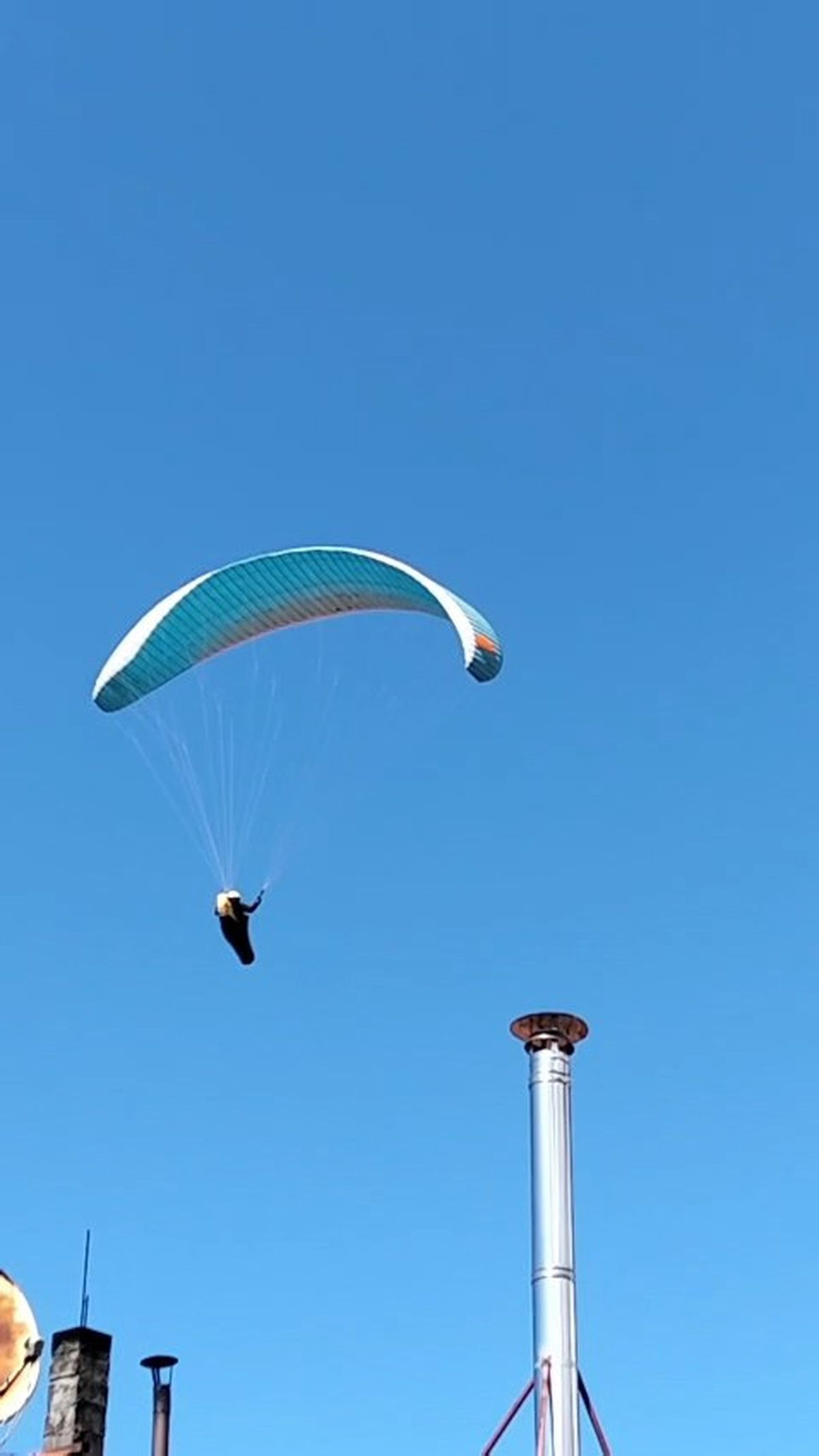 Yamaç Paraşütçüsüne Eğlenceli Çay Daveti