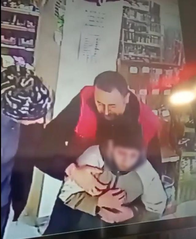 Marketçi Heimlich Manevrası ile Öğrenciyi Kurtardı