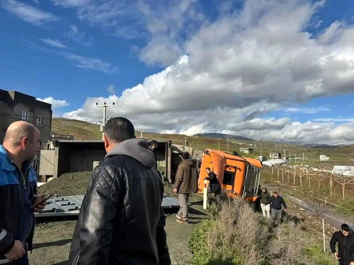 Siirt\'te Kamyon Devrildi, Trafik Kilitlendi