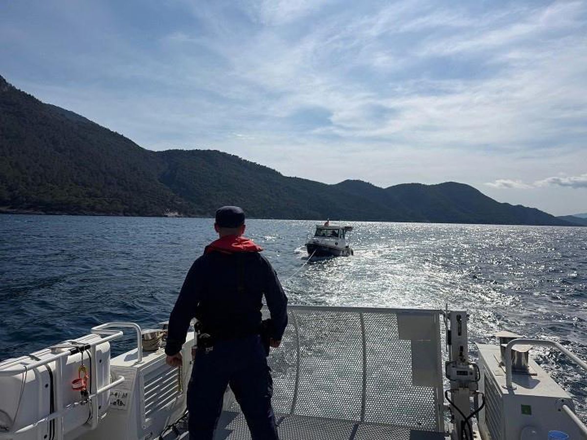 Kuşadası\'nda Sürüklenen Tekne Kurtarıldı