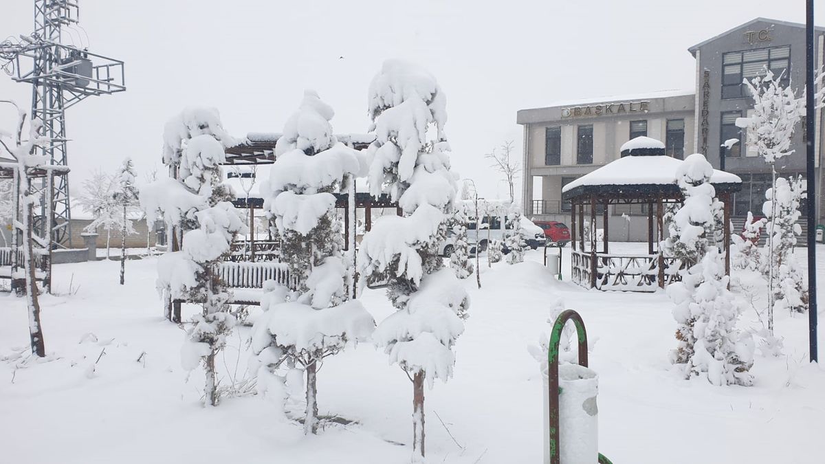 Van\'da Kar Yağışı 93 Yerleşim Yerinin Yolunu Kapattı