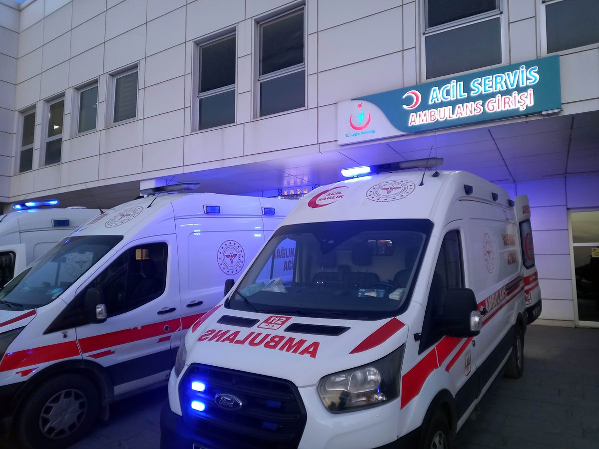 Yüksek sesle konuşan müşteriyi uyaran garson, bıçakla ağır yaralandı