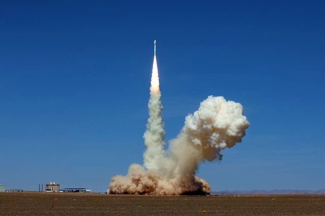 Çin 8 Uydu Taşıyan Roketi Fırlattı