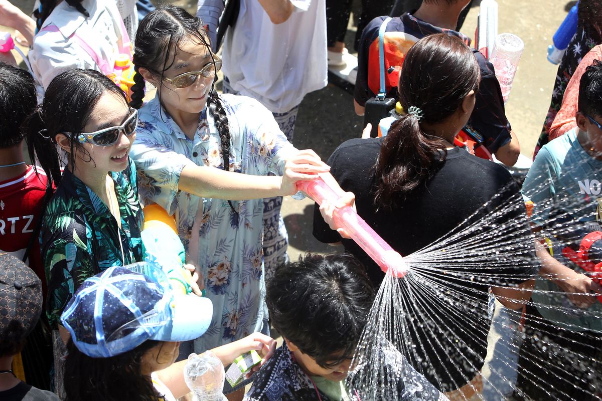 Tayland\'da Renkli Songkran Festivali