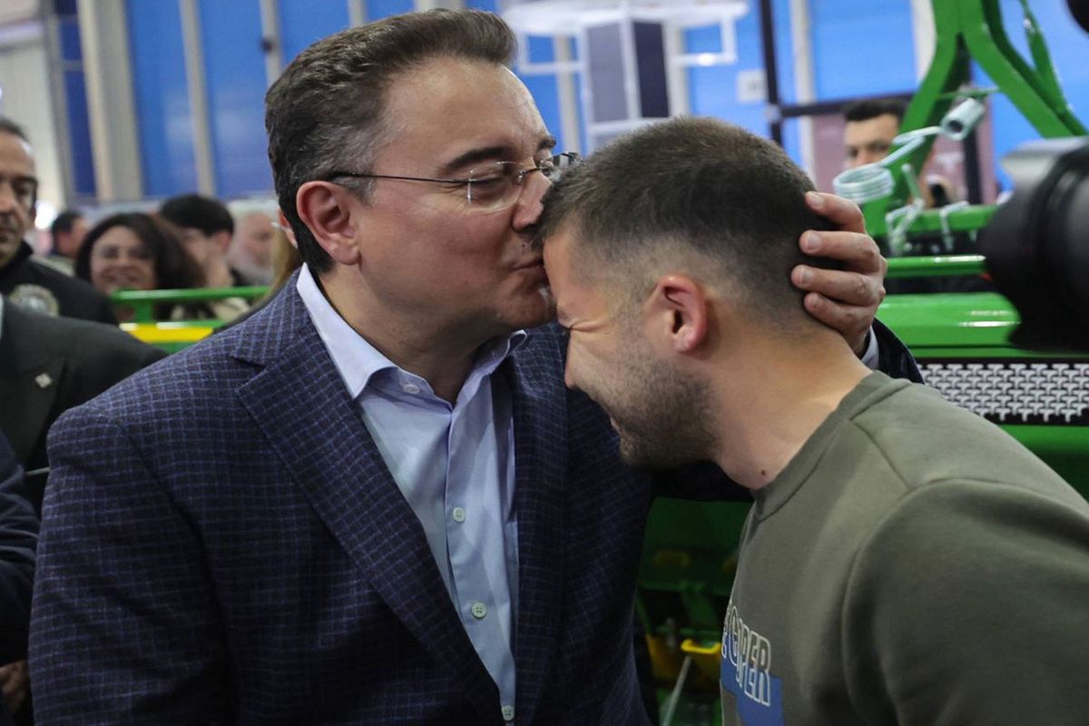 Ali Babacan, 24 yaşındaki genç çiftçiyi görünce alnından öptü