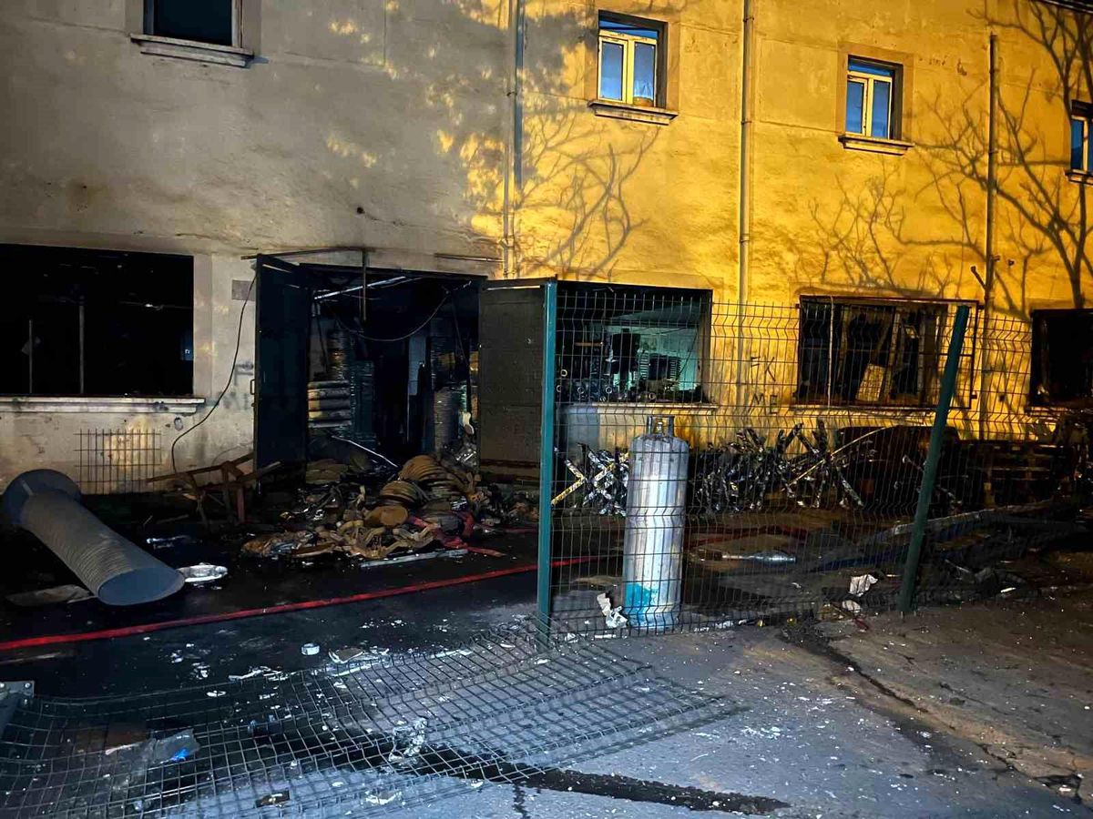 İstanbul\'da Metal Fabrikasında Patlama!