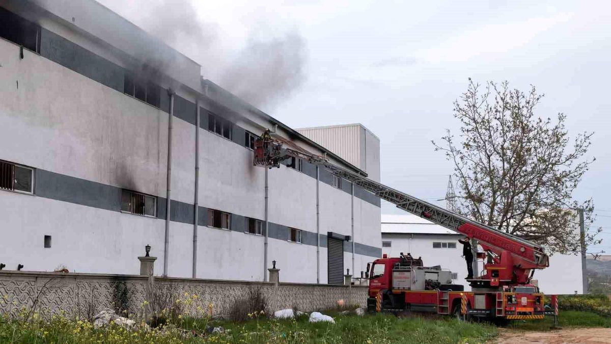 İnegöl\'de Mobilya Fabrikasında Yangın