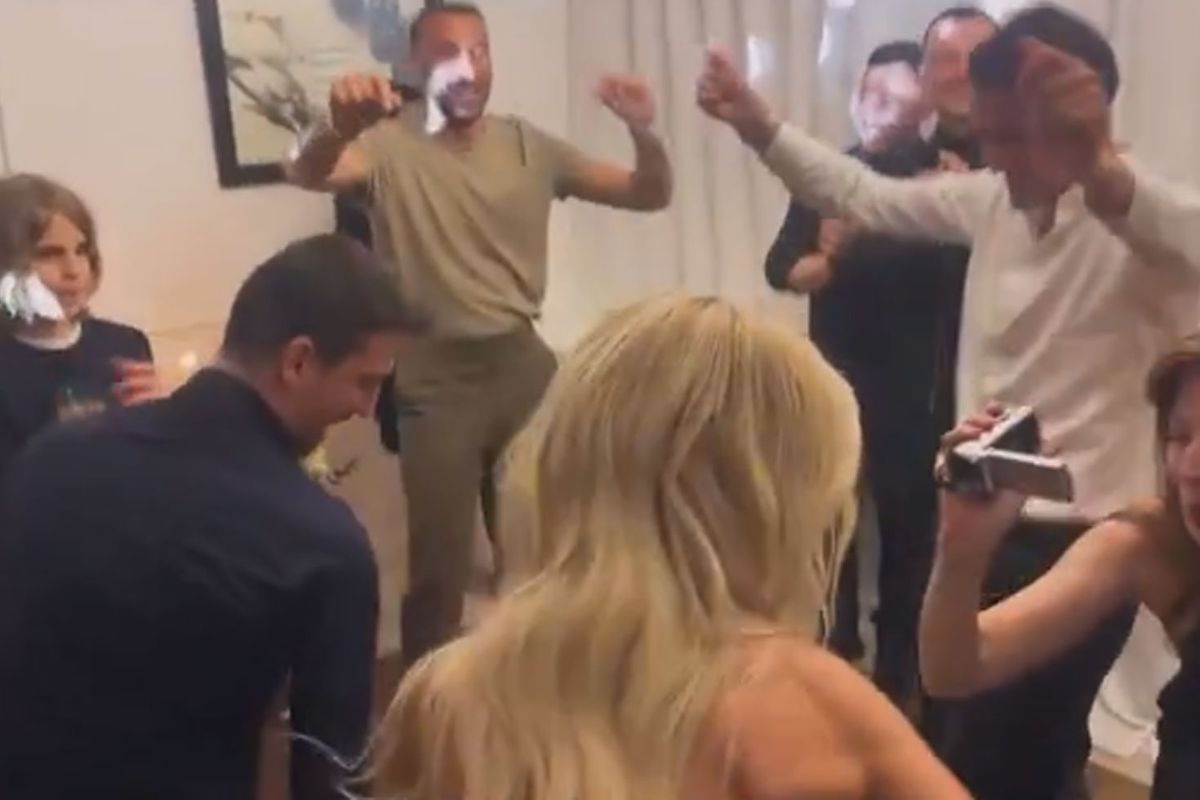 Cengiz Ünder\'in nişan töreninde renkli anlar! Fenerbahçeli futbolcular kurtlarını döktü