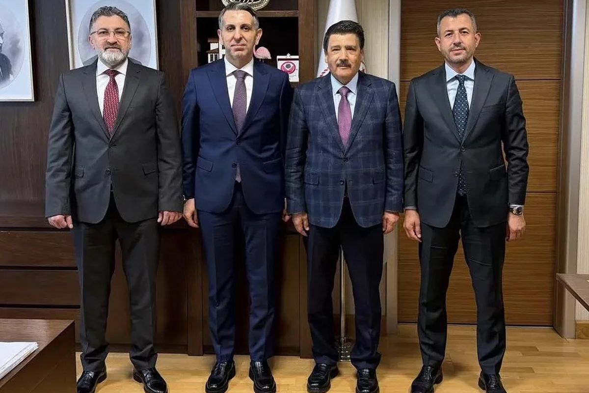 CHP\'li Serik Belediye Başkanı Kadir Kumbul, AK Parti\'ye geçiyor iddiası