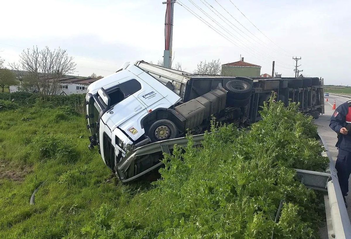 Edirne\'de Tır Devrildi