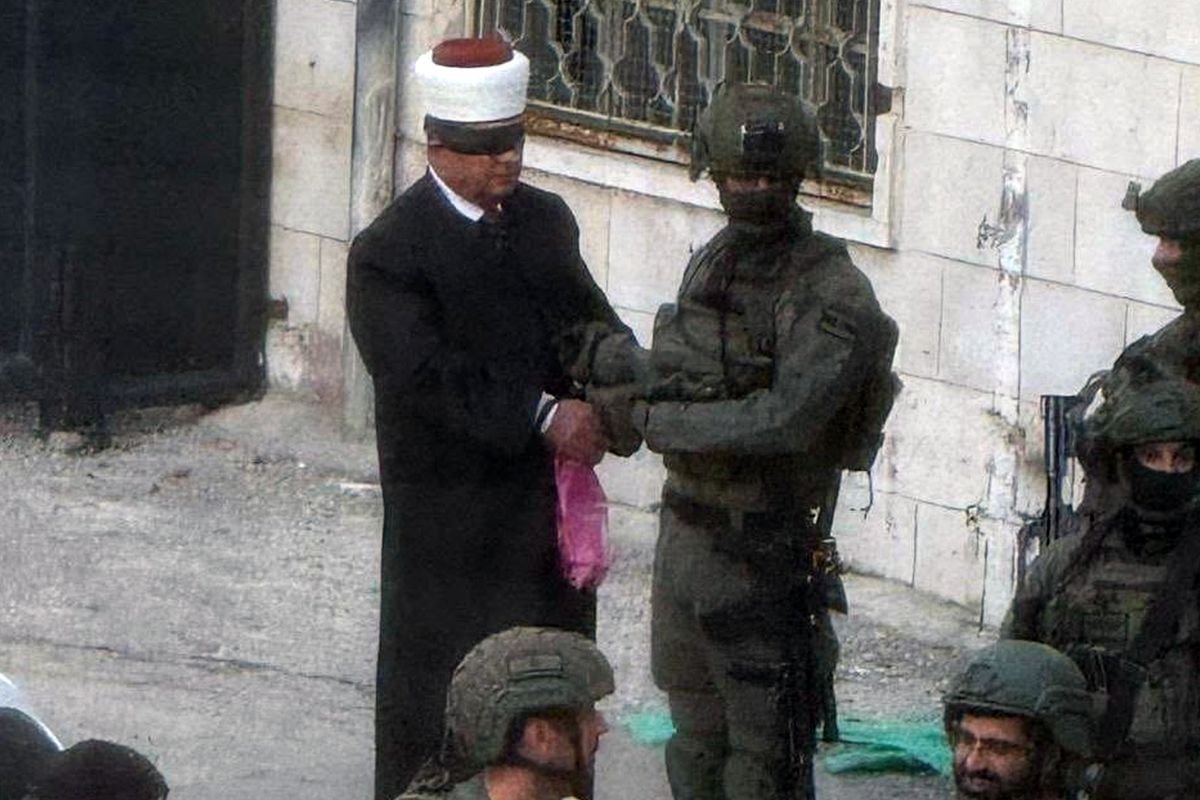 İsrail askerleri Filistinli eski bakanı ellerini ve gözlerini bağlayarak gözaltına aldı