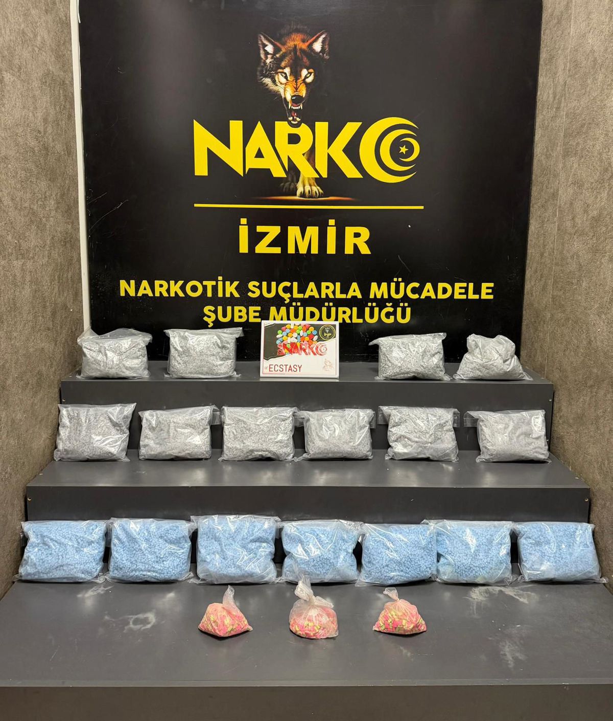 İzmir\'de Uyuşturucu Operasyonu: 101 Bin Hap Ele Geçirildi