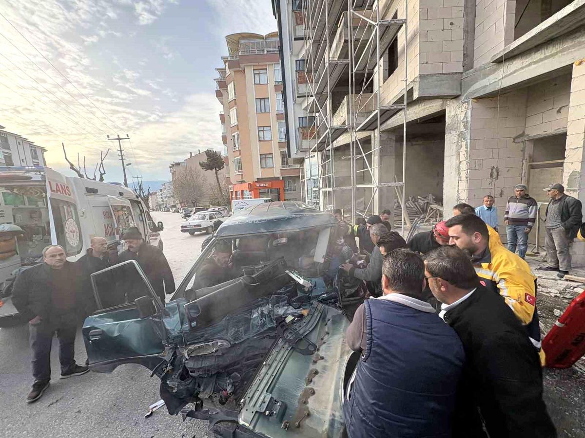 Kastamonu\'da ekmek taşıyan fırın araçları çarpıştı: 3 yaralı