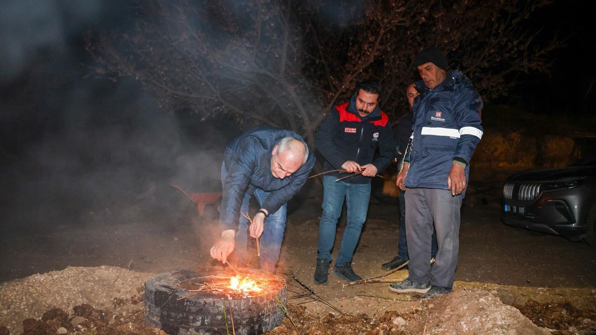 Kayısı Üreticileri Don Tehdidine Karşı Önlem Alıyor